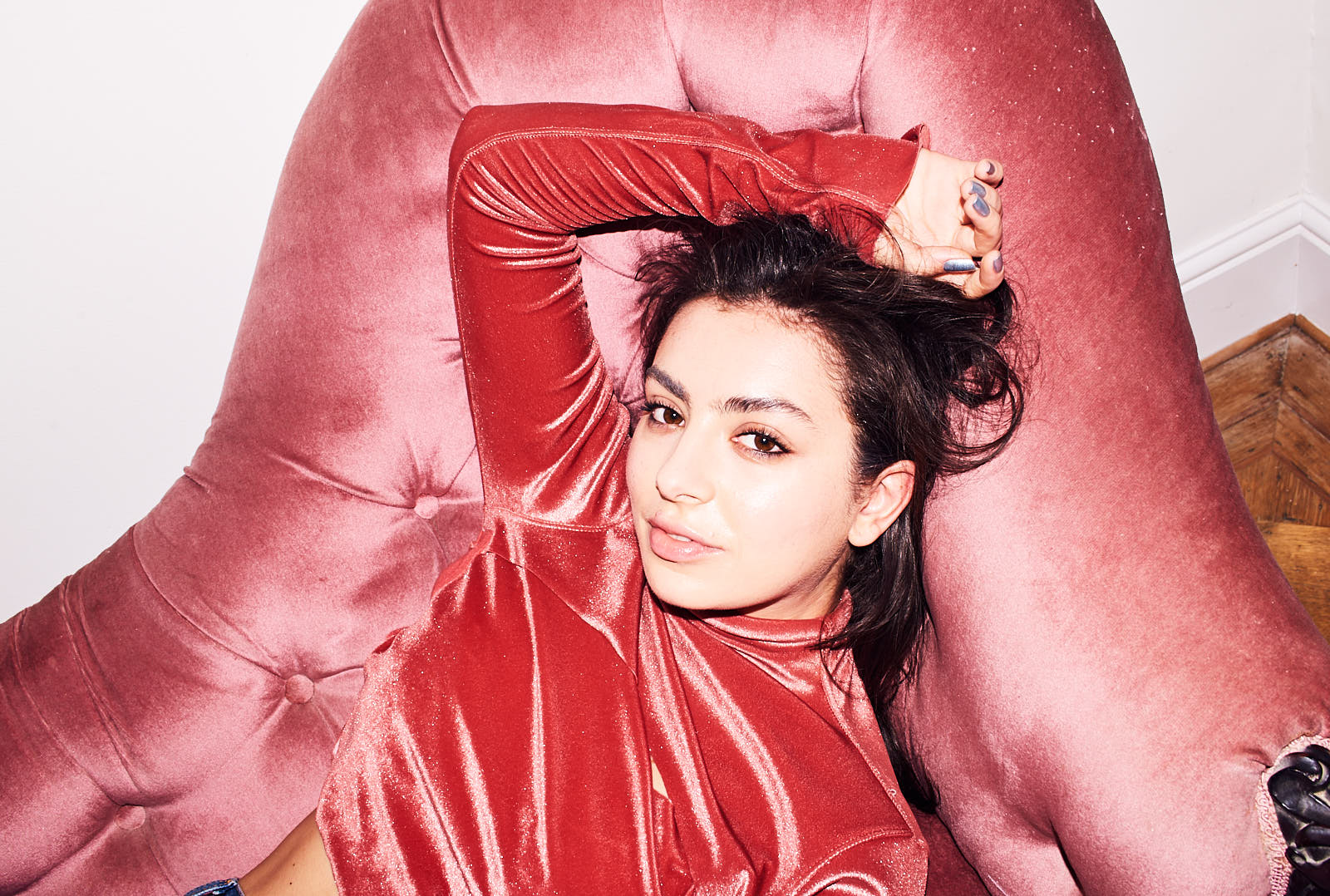 CHARLI XCX ИЗДАДЕ НОВИЯ СИНГЪЛ ‘CLAWS’