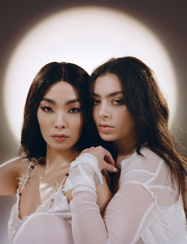 CHARLI XCX АНОНСИРА НОВИЯ СИНГЪЛ 'BEG FOR YOU' FEATURING RINA SAWAYAMA