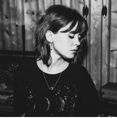 Maisie Peters издаде първата си песен за годината 
