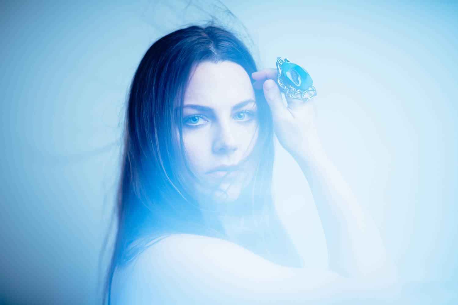 EVANESCENCE's AMY LEE Releases New Solo Single, 'Love Exists'