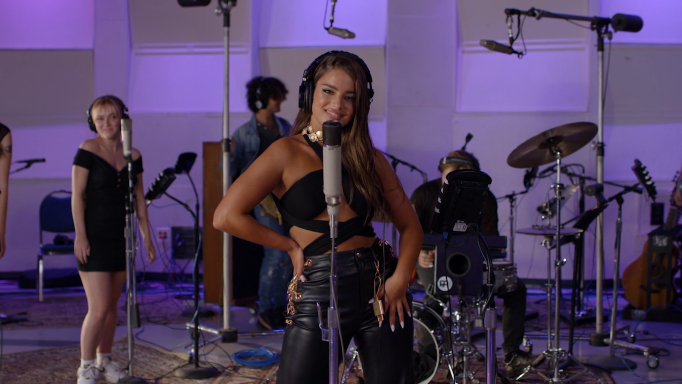 NOA KIREL СПОДЕЛЯ “BAD LITTLE THING (ACOUSTIC)” 